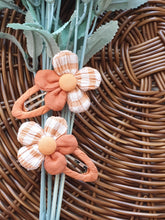 Load image into Gallery viewer, Orange Flower Snap Hairclip