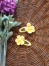 Load image into Gallery viewer, Yellow Flower Snap Hairclips