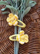 Load image into Gallery viewer, Yellow Flower Snap Hairclips