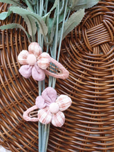 Load image into Gallery viewer, Lilac Flower Snap Hairclip