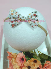 Lade das Bild in den Galerie-Viewer, Ellie&#39;s Floral Tuxedo Bow
