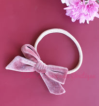 Lade das Bild in den Galerie-Viewer, Ellie&#39;s Hand-tied Headbows
