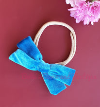 Lade das Bild in den Galerie-Viewer, Ellie&#39;s Hand-tied Headbows
