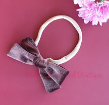 Lade das Bild in den Galerie-Viewer, Ellie&#39;s Hand-tied Headbows
