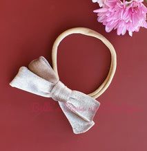 Lade das Bild in den Galerie-Viewer, Ellie&#39;s Hand-tied Headbows
