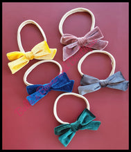 Lade das Bild in den Galerie-Viewer, Ellie&#39;s Hand-tied Headbows
